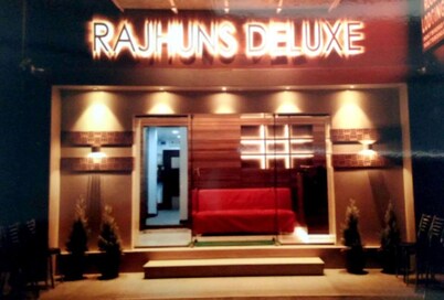 Rajhuns Deluxe Lodging