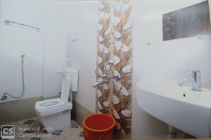 Shower, towels - Rajhuns Deluxe Lodging (Kolhapur)