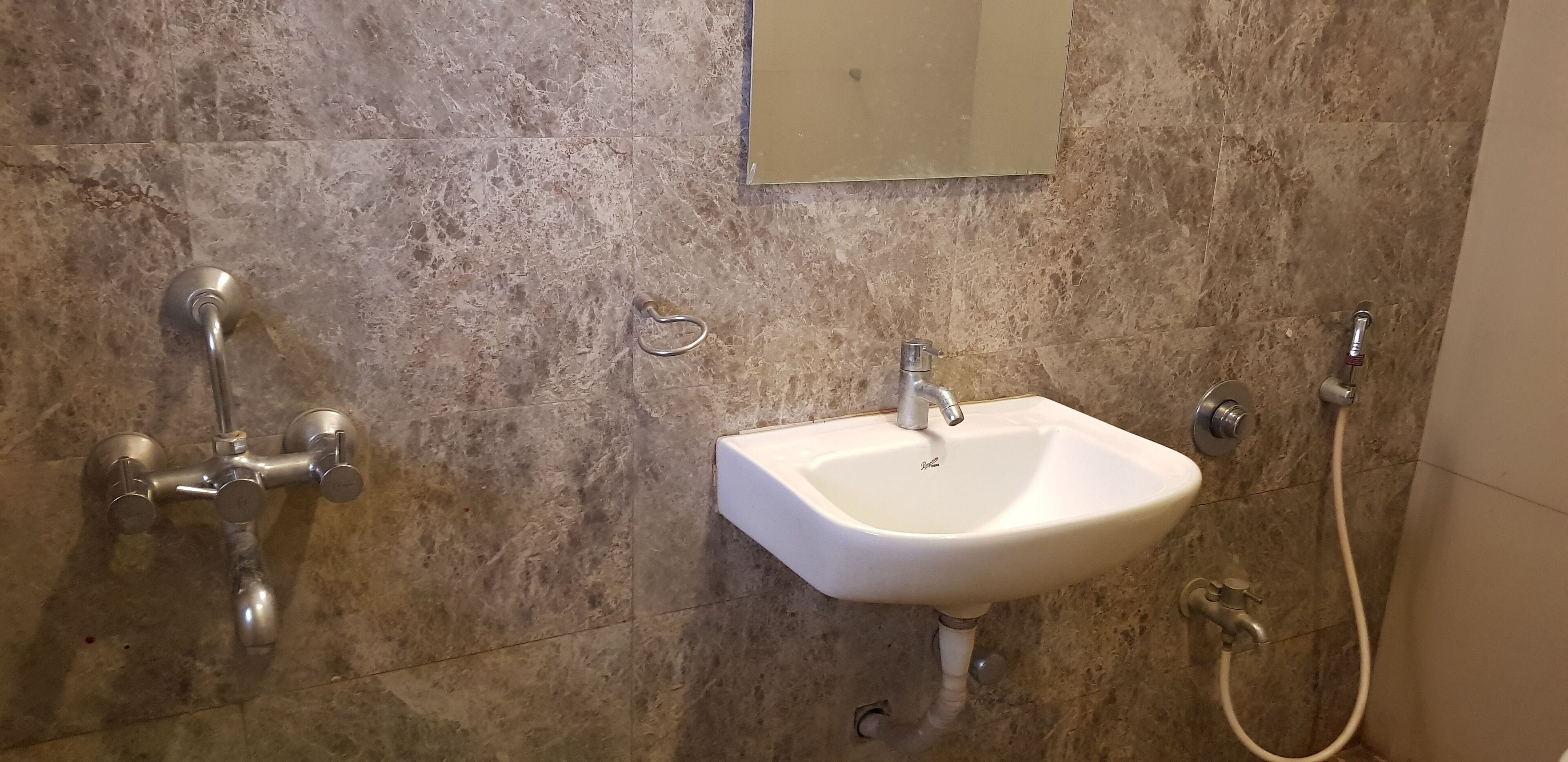 Deluxe Double Room | Bathroom | Towels, soap, shampoo