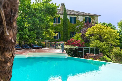 Casciano Apartment in a Historic Estate near Siena with swimming pool