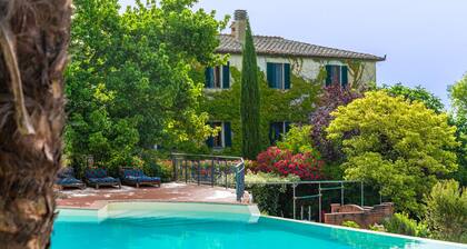 Casciano Apartment in a Historic Estate near Siena with swimming pool