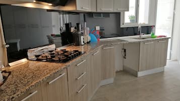 Apartemen Mewah | Dapur pribadi | Lemari es, microwave, oven, dan kompor