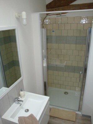 Habitación familiar (1) | Baño | Secadora de cabello y toallas 