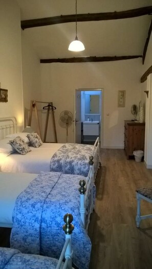 Kamar Keluarga (1) | Seprai premium dan didekorasi berbeda-beda