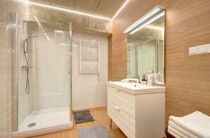 Kauno-Algirdo Luxury Vilnius Appartments | Bathroom | Shower, free toiletries, hair dryer, towels - Kauno-Algirdo Luxury Vilnius Apartments (Vilnius)