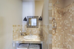 Hair dryer, towels, toilet paper - Charming apartment in town house in the heart of Eygalieres (Eygalières)