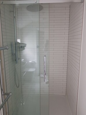 Deluxe-Apartment | Badezimmer | Handtücher