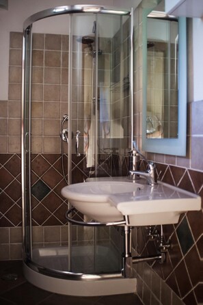 Shower, rainfall showerhead, bidet, towels - Agriturismo Murikè (Santa Marina)