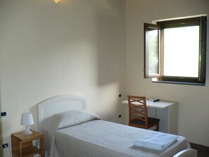Standard Twin Room, Garden View | Desk, cribs/infant beds, bed sheets