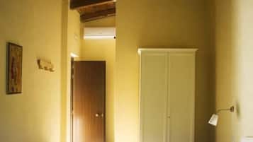 Habitación doble estándar, vista al jardín | Escritorio, cunas y ropa de cama