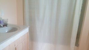Una habitación con paneles de madera y techo blanco.