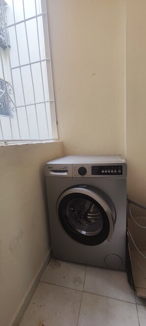 Fridge, oven, stovetop, cookware/dishes/utensils