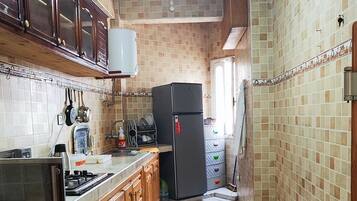 Fridge, oven, stovetop, cookware/dishes/utensils