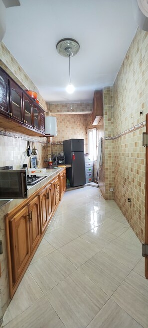 Réfrigérateur, four, plaque de cuisson