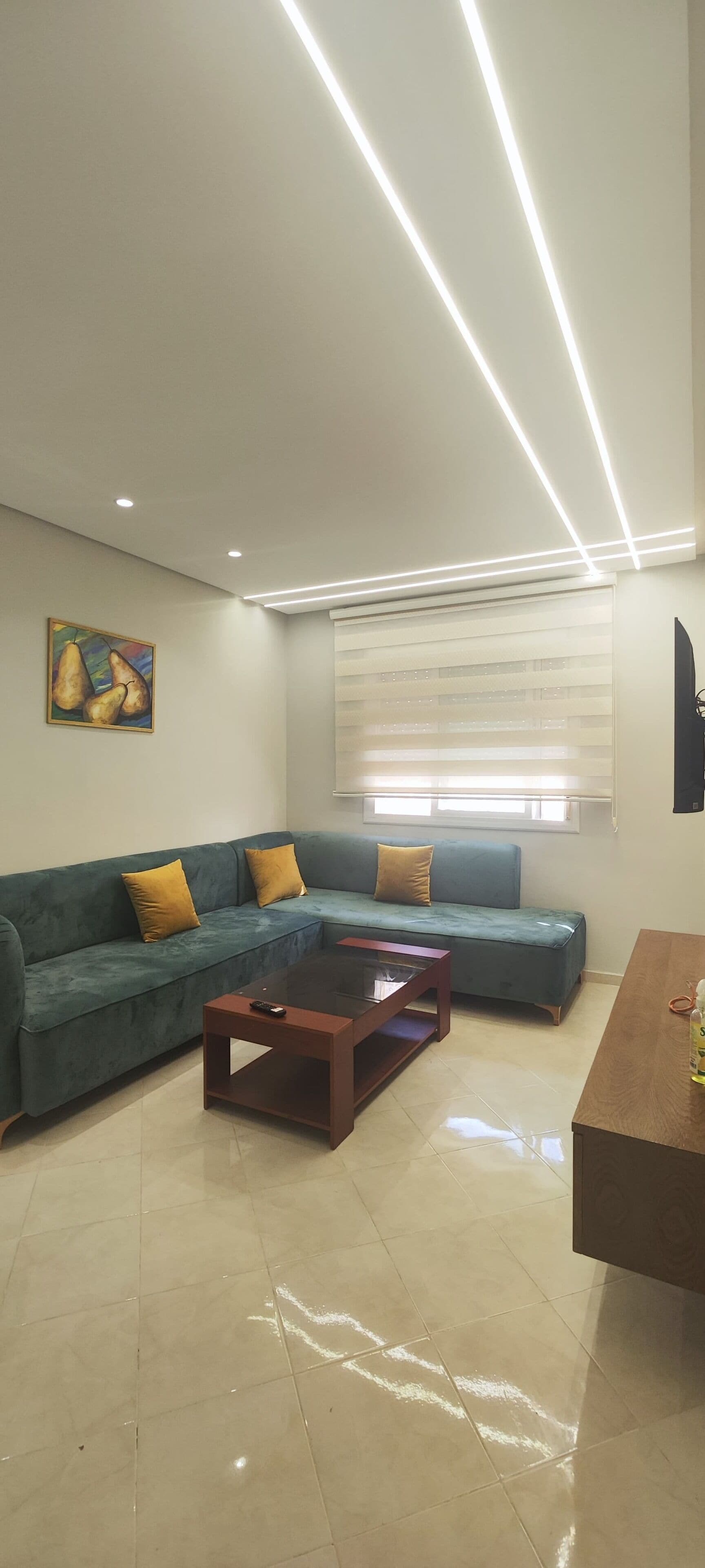 Televisi layar datar 40-inci dengan saluran TV satelit dan TV