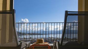 Een kluis op de kamer, een bureau, verduisterende gordijnen