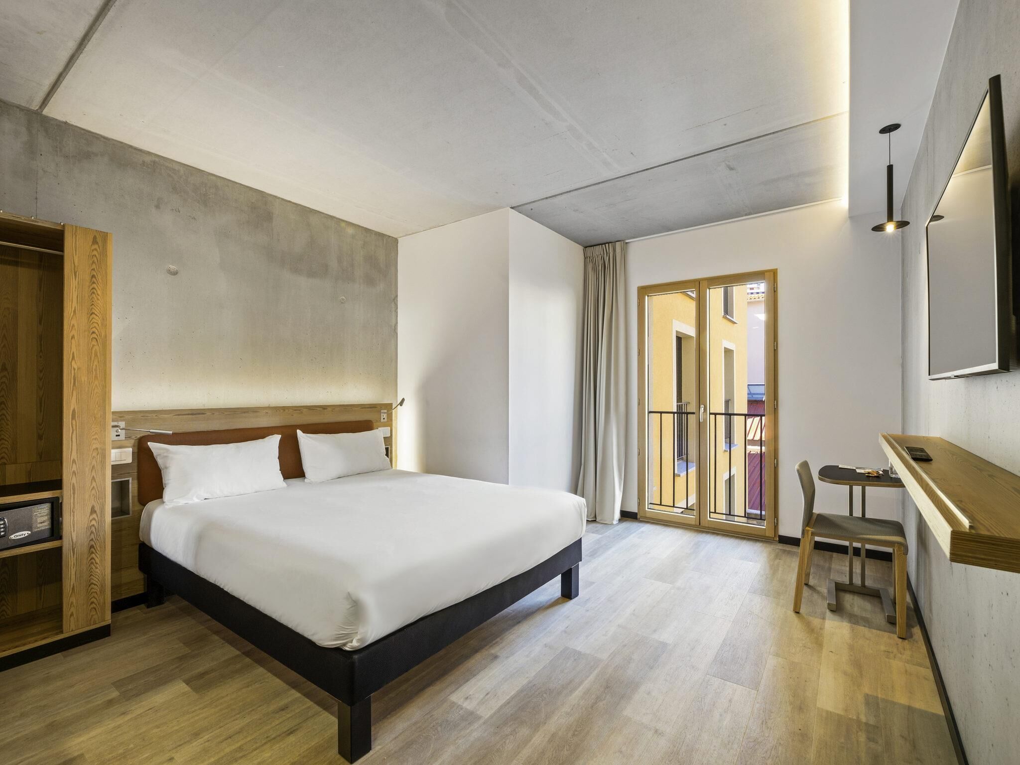 Standard Room, 1 Double Bed | In-room safe, desk, blackout curtains, soundproofing