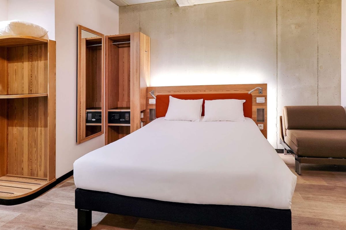 Chambre Standard, 1 lit double et 1 canapé-lit | Coffres-forts dans les chambres, bureau, rideaux occultants