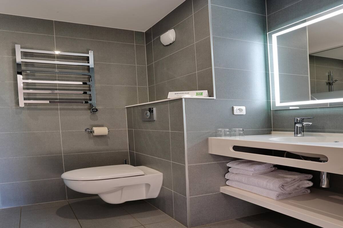 Coffre-fort, bureau, rideaux dâobscurcissement, systĂšme dâinsonorisation