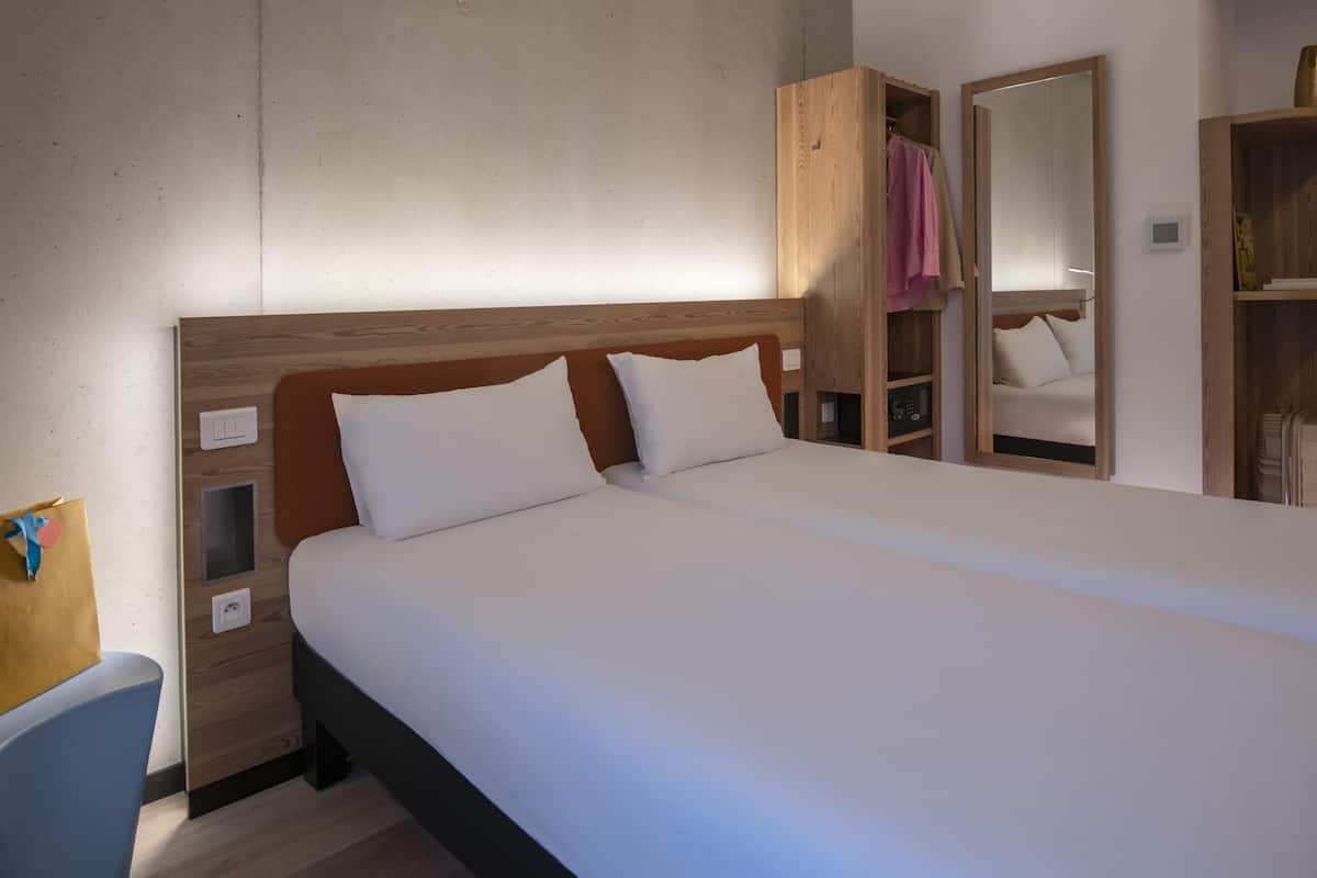 Tomannsrom – standard, 2 enkeltsenger | Safe på rommet, skrivebord, blendingsgardiner og lydisolert