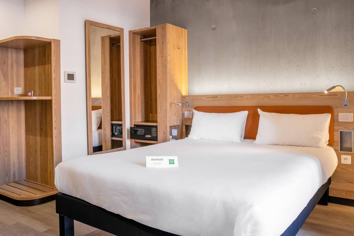 Chambre Standard, 1 lit double | Coffre-fort, bureau, rideaux dâobscurcissement, systĂšme dâinsonorisation