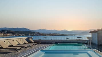 Piscine extérieure (ouverte en saison), chaises longues