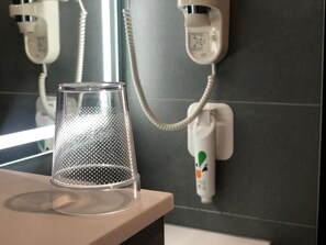 Caja de seguridad en la habitación, escritorio y cortinas blackout