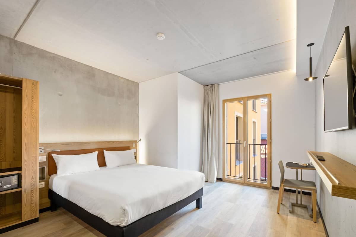 Caja de seguridad en la habitación, escritorio y cortinas blackout