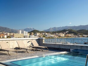 Seasonal outdoor pool, open 10:00 AM to 8:00 PM, sun loungers - ibis Styles Ajaccio Napoleon (Ajaccio)
