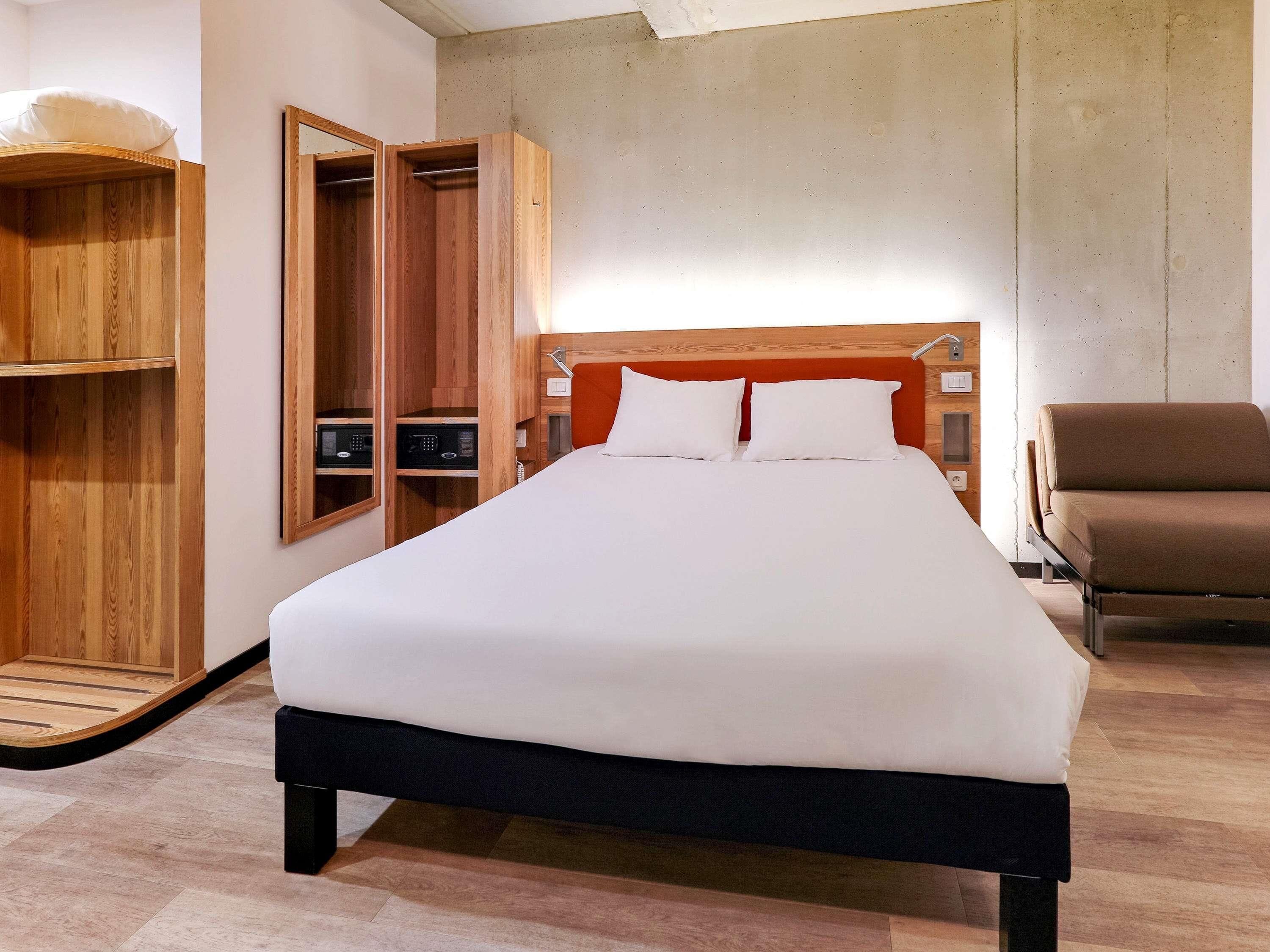 Habitación estándar, 1 cama doble con sofá cama | Caja fuerte, escritorio, cortinas opacas y sistema de insonorización