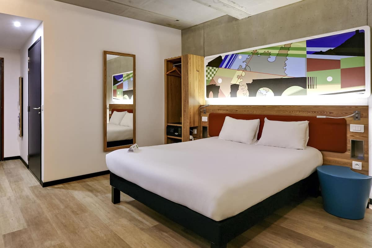 Standard Room, 1 Double Bed | In-room safe, desk, blackout drapes, soundproofing
