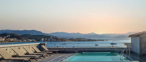 Alberca al aire libre por temporada y camastros