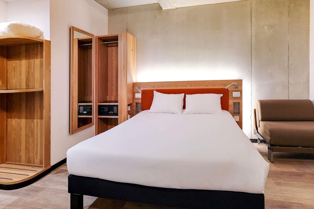 Caja de seguridad en la habitación, escritorio y cortinas blackout