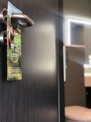 Két bảo mật tại phòng, bàn, màn/rèm cản sáng, phòng cách âm