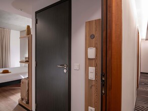 Habitación estándar, 1 cama doble con sofá cama | Caja fuerte, escritorio, cortinas opacas y sistema de insonorización