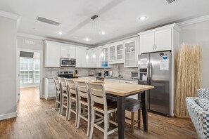 Fridge, microwave, oven, stovetop - Silverfin Villa with Large Pool and Designer Interior (Miramar Beach)