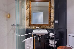 Panoramic-Studio, 1 Schlafzimmer, Flussblick (Douro Story II) | Badezimmer | Dusche, Haartrockner, Handtücher, Seife