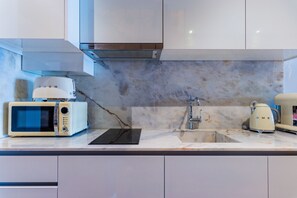 Studio Panoramique, 1 chambre, vue fleuve (Douro Story I) | Cuisine privée | Grand réfrigérateur, micro-ondes, plaque de cuisson, machine à expresso