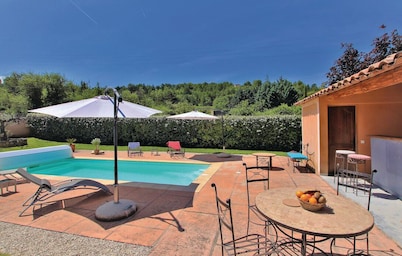 Quiet country cottage with private pool