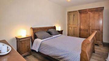 2 quartos, ferros/tåbuas de passar roupa, berço de viagem