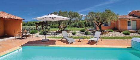 Una piscina al aire libre, una piscina climatizada