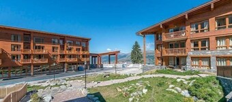 Super endroit ! Accès piscine + casiers à skis