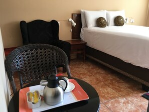 Escritorio y espacio para trabajar con laptop 