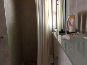 Baignoire relaxante profonde, douche à « effet pluie »