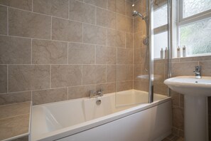Ensemble baignoire-douche, articles de toilette (gratuits)