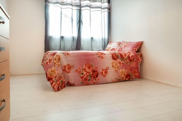 Tabla de planchar con plancha, wifi gratis y ropa de cama 