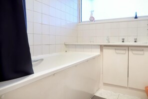 Deluxe Double Room | Bathroom