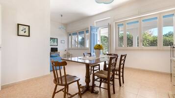 Standard House, 3 Bedrooms | Makan dalam bilik