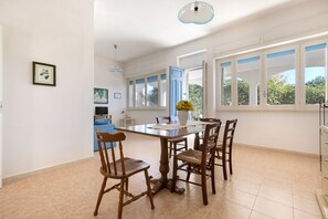 Standard-Haus, 3 Schlafzimmer | Essbereich im Zimmer