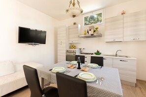 Comfort-Haus, 2 Schlafzimmer | Essbereich im Zimmer